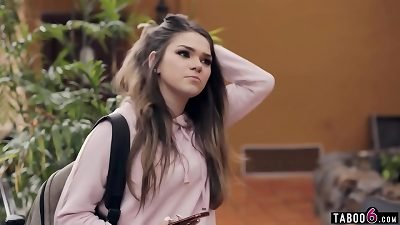 é’å°‘å¹´æ¸¸å®¢ Athena Faris å’Œä¸€ä½å¹´é•¿å¾—å¤šçš„ç”·å­è¢«å›°åœ¨å¾·å›½çš„ Airbnb