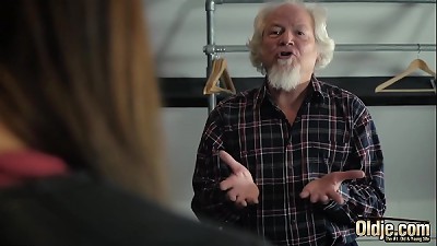 çˆ·çˆ·æ“äº†ä¸€ä¸ªç¾Žä¸½çš„å¹´è½»å°‘å¥³çš„é˜´æˆ·ï¼Œå¹¶ç»™äº†å¥¹å£å†…å°„ç²¾