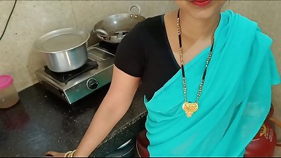 åˆšç»“å©šçš„å®¶åº­ä¸»å¦‡æ­£åœ¨åŽ¨æˆ¿é‡Œä¸Žä¸ˆå¤«èŠå¤©ï¼Œç”¨é¸¡å·´é’‰æŒ‡ç”²ï¼Œå£°éŸ³æ˜¯çŒ«ä¹å°¾é£Žæ ¼å‡Œä¹±çš„å°åœ°è¯­éŸ³é¢‘