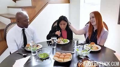 äºšæ´²å¯„å…»å¥³å„¿è¢«å¤§é»‘é¸¡å·´çˆ¸çˆ¸æˆ³äº† - Ember Snow å’Œ Summer Hart