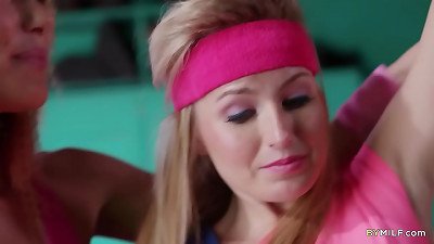 Fitt å¾å¨˜åŠè€åœ¨å¥èº«æˆ¿åˆ†äº«æ–°ä¼¤å£ - Scarlett Sageã€Abigail Macã€Ryan Keelyã€Carter Cruise