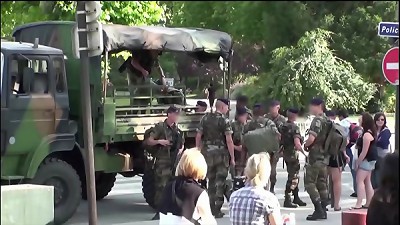 æ³•å›½å·´é»ŽåŸƒè²å°”é“å¡”æžç«¯å…¬å…±æ€§ä¸‰äººè¡Œ
