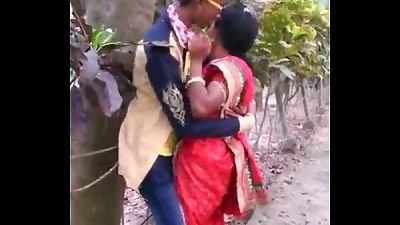 MARATHI DESI ç§é©¬å’Œé˜¿å§¨åœ¨å…¬å…±åœºåˆçƒ­æƒ…äº²å»