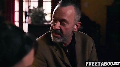 è¢«å® åçš„å¥³å„¿ç®€çŽ‹å°”å¾·åœ¨å¥¹å¯Œæœ‰çš„ç»§çˆ¶æ¯é¢å‰è¢«åˆ†æž - FreeTaboo.Net ä¸Šçš„å®Œæ•´è§†é¢‘