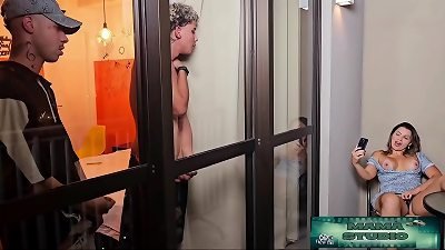 å¦ˆå¦ˆå·¥ä½œå®¤å‘ˆçŽ°ï¼šç»§æ¯å‘çŽ°å¥¹çš„ä¸¤ä¸ªå°ä¾„å­è‡ªæ…°ã€‚å¥¹ä¸ä¼šè®©å®ƒé€é¥æ³•å¤–ï¼Œå¥¹è¿½éšä»–ä»¬ï¼Œå¹¶ä¸Žä»–ä»¬ä¿©è¿›è¡Œäº†ç²¾å½©çš„åšçˆ± - å…è´¹