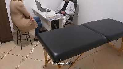 çœŸæ­£çš„æ³Œå°¿ç§‘åŒ»ç”Ÿå¯¹å¥¹è¿›è¡Œäº†ä¸€æ¬¡è‚›é—¨æ£€æŸ¥ï¼Œå¹¶ç”¨ä»–çš„ç”·å­æ°”æ¦‚åœ¨å¥¹çš„è‚›é—¨ä¸­æ²»æ„ˆäº†å¥¹ã€‚