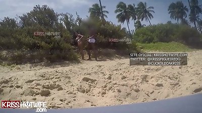 å¬è¯çš„æˆ´ç»¿å¸½å­çœ‹ç€ä»–çš„å¦»å­ Kriss æˆ´ç»¿å¸½å­åœ¨ç¹å¿™çš„å…¬å…±æµ·æ»©ä¸Šè¢«å·´ä¼Šäºšå·žçš„å¯¼æ¼”æ€§äº¤ï¼Œæœ‰è¢«æŠ“åˆ°çš„é£Žé™©ã€‚
